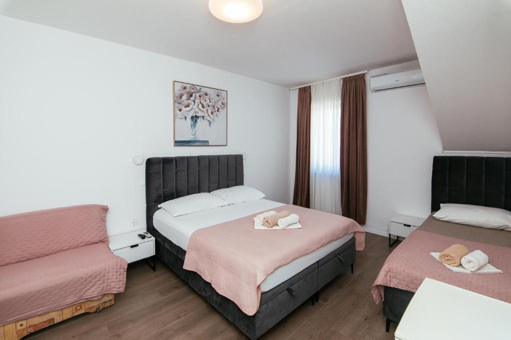Deluxe soba s bračnim krevetom, pomoćnim ležajem i toplim tonovima