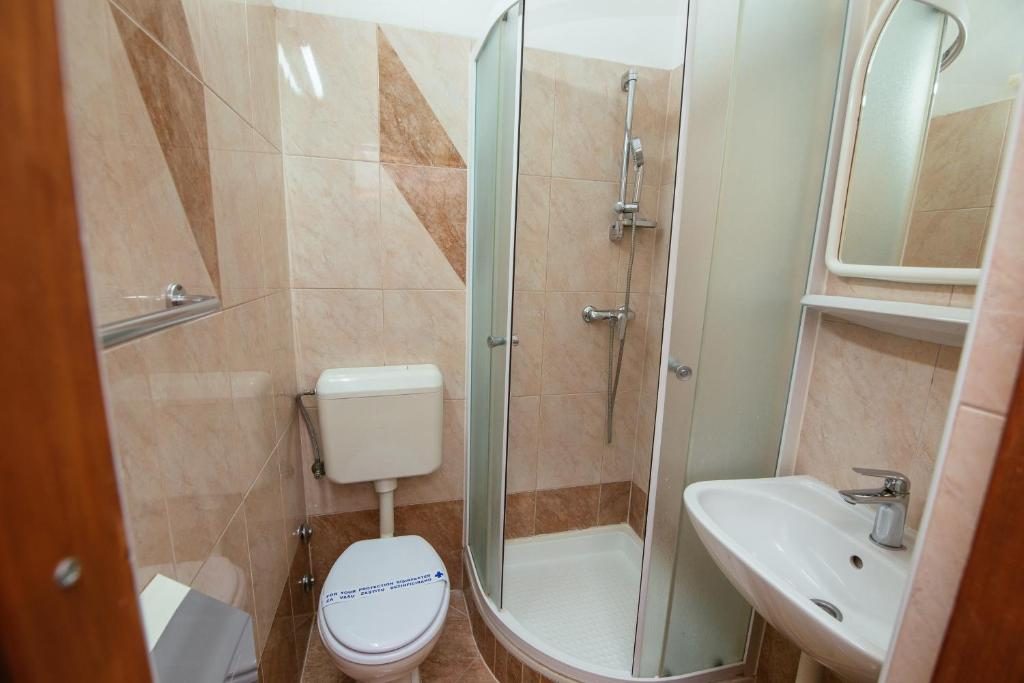 Privatna kupaonica s tuš kabinom i umivaonikom