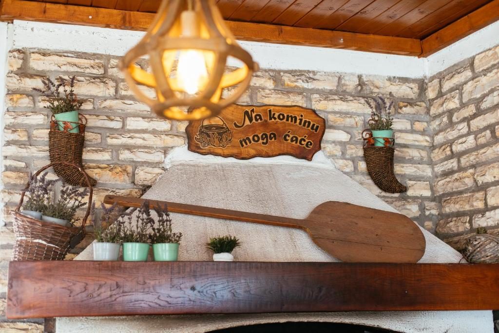 Tradicionalni kameni kamin ukrašen lavandom i drvenim natpisom