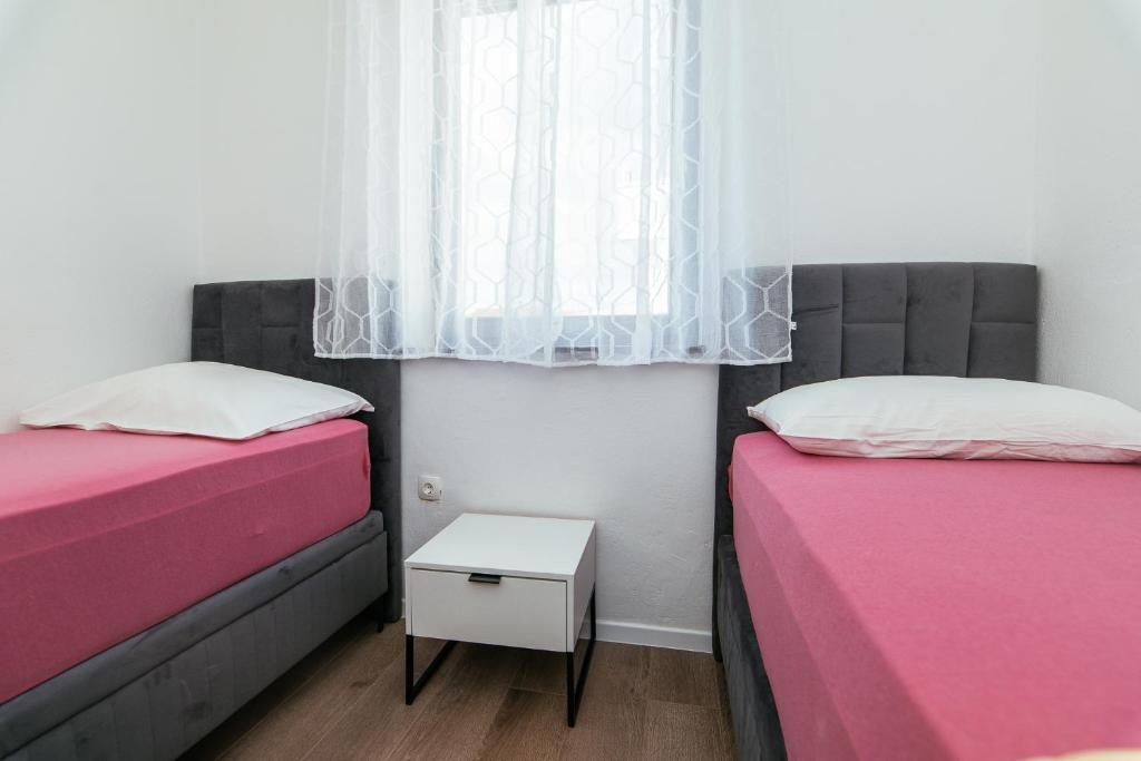 Twin soba s dva odvojena kreveta i prozorom