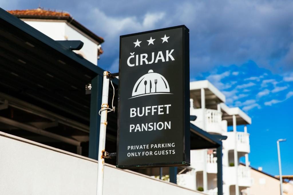 Znak Čirjak Buffet Pansion s tri zvjezdice i privatnim parkingom